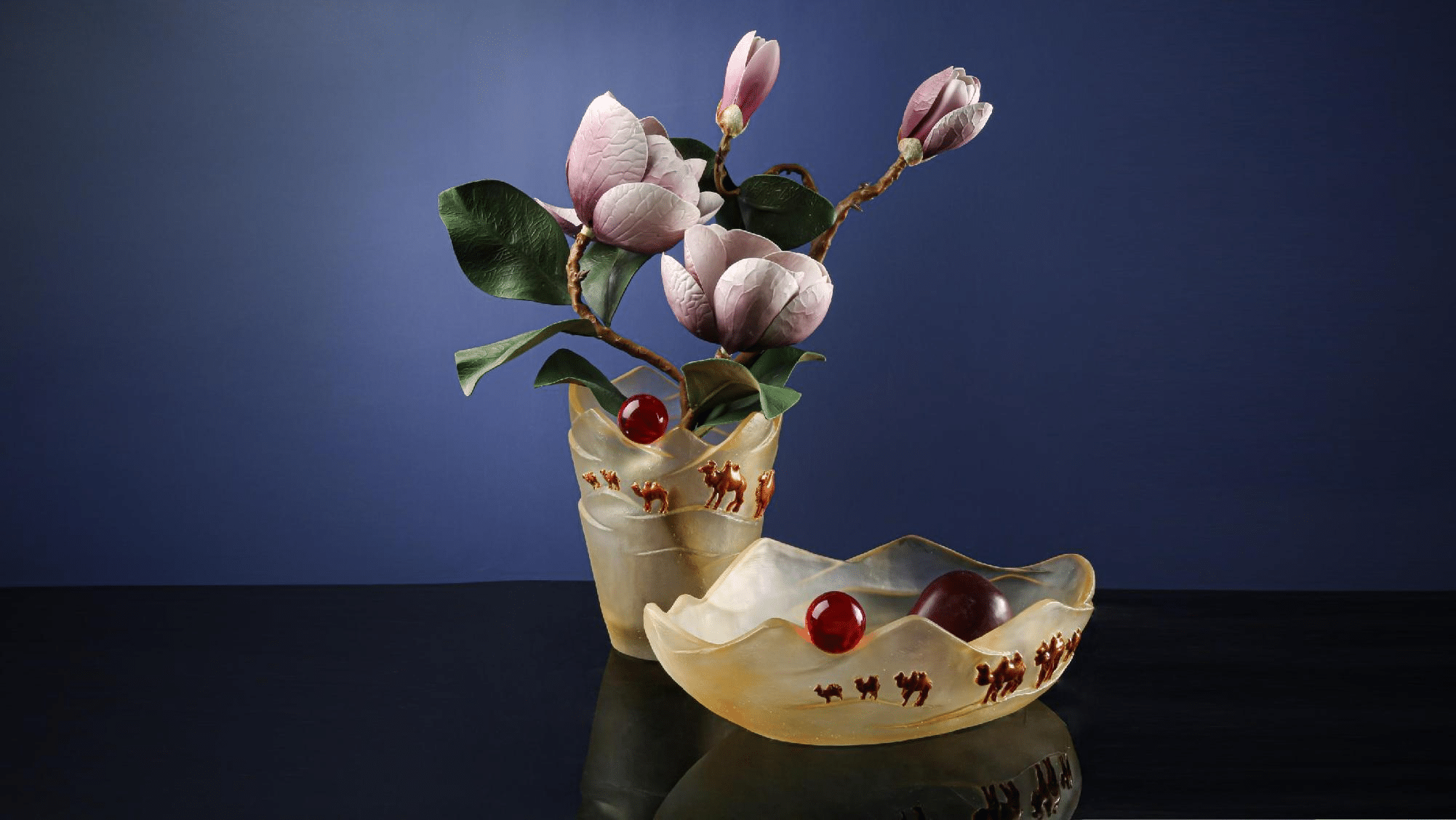 Sculptural liuli bowl with camel motif for home decor